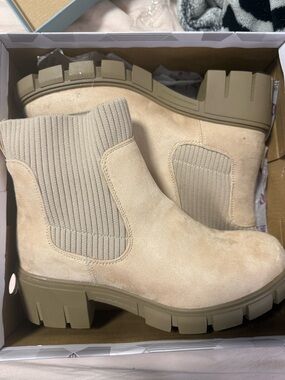 Women’s Chunky Chelsea Boot - Beige Suede